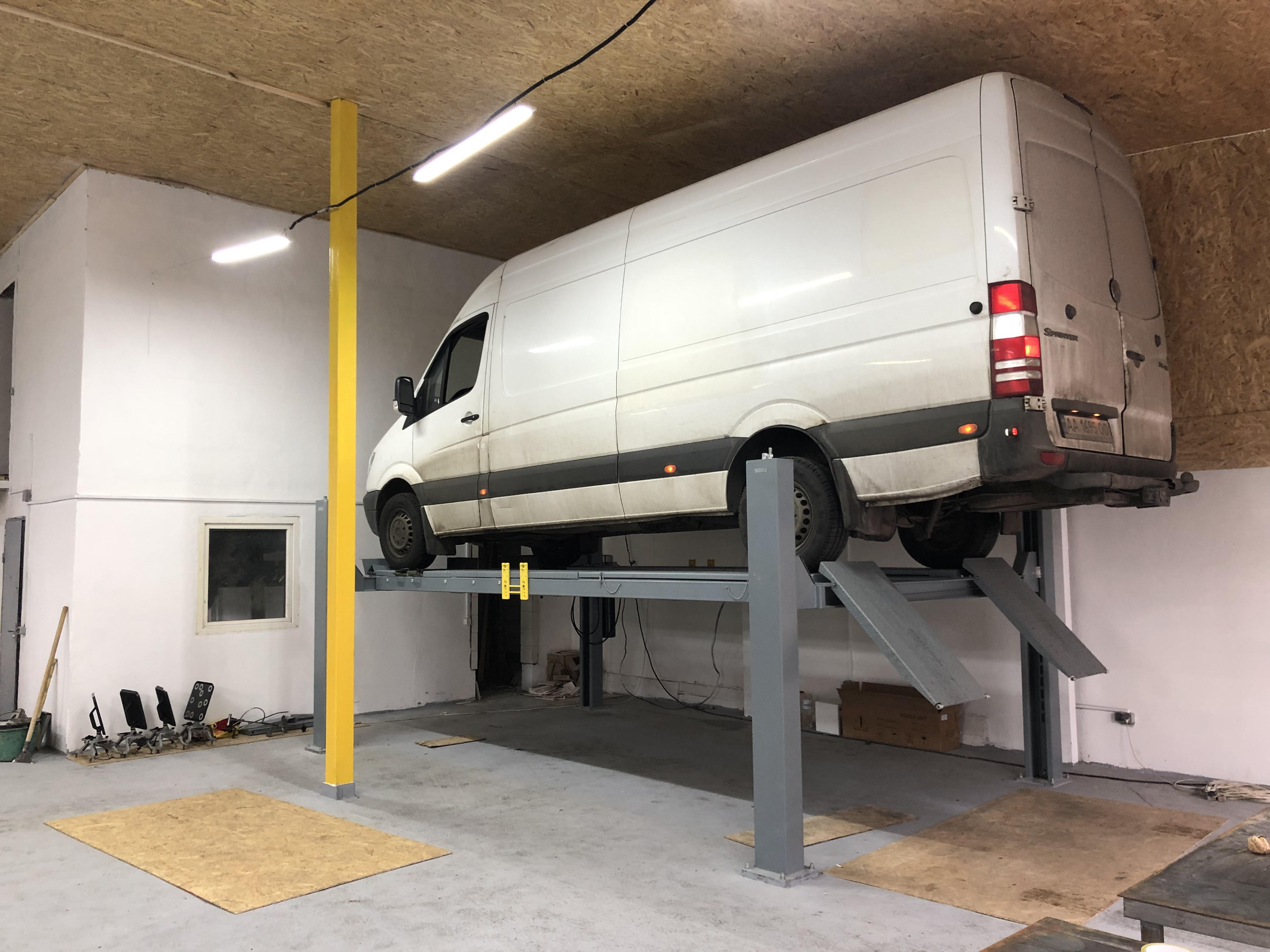 Mercedes Sprinter на 4-стійковому підйомнику